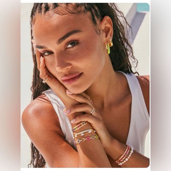 Kendra Scott Kelsey Gold Hoop Earrings in Chartreuse Enamel - Picture 10 of 11